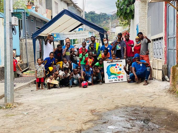 Le 04/08/2021, les salariés, volontaires et bénévoles du MAN (Mouvement pour une Alternative Non-violente) vous attendent dans le quartier de Kawéni local, pour une médiation nomade – quartiers d’été 2021 🌞☀️, avec la participation de l’association UWEZO pour les ateliers danses et Street Art 💃 🎶 🕺.